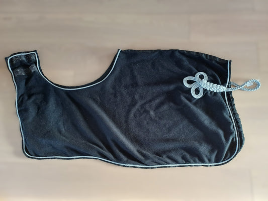 Zwarte fleece deken 135 cm Nieuw - Warmte, werk en comfort voor paarden