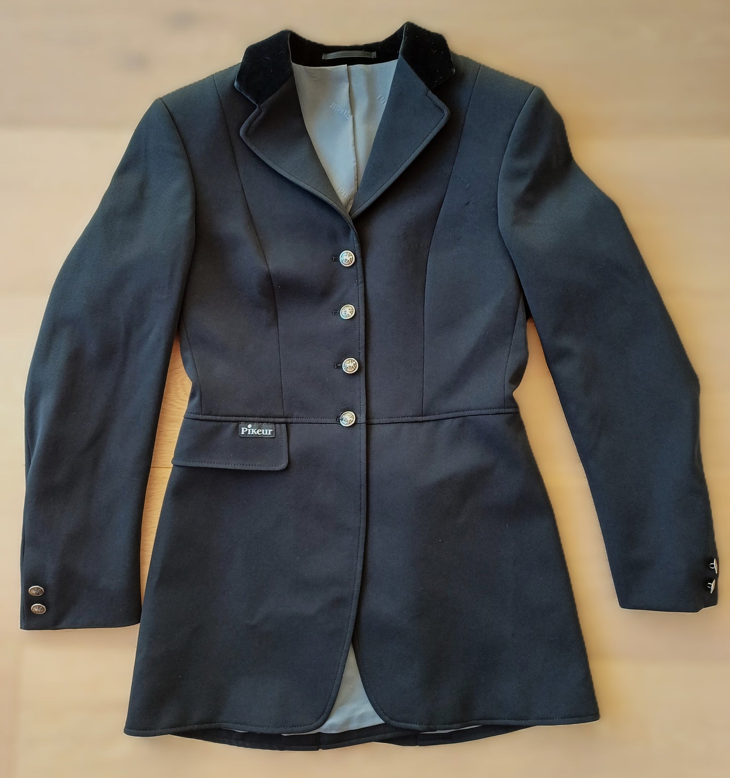 Pikeur wedstrijdjas, marineblauw, zwarte fluwelen kraag, maat 36, nieuw