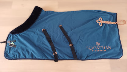 Couverture Polaire Equestrian Stockholm Bleu Canard Col Moumoute 145 cm – Neuve