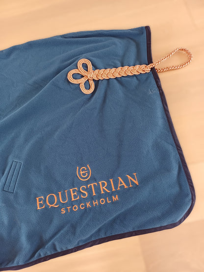 Couverture Polaire Equestrian Stockholm Bleu Canard Col Moumoute 145 cm – Neuve