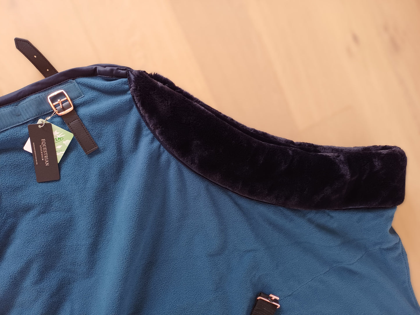 Couverture Polaire Equestrian Stockholm Bleu Canard Col Moumoute 145 cm – Neuve