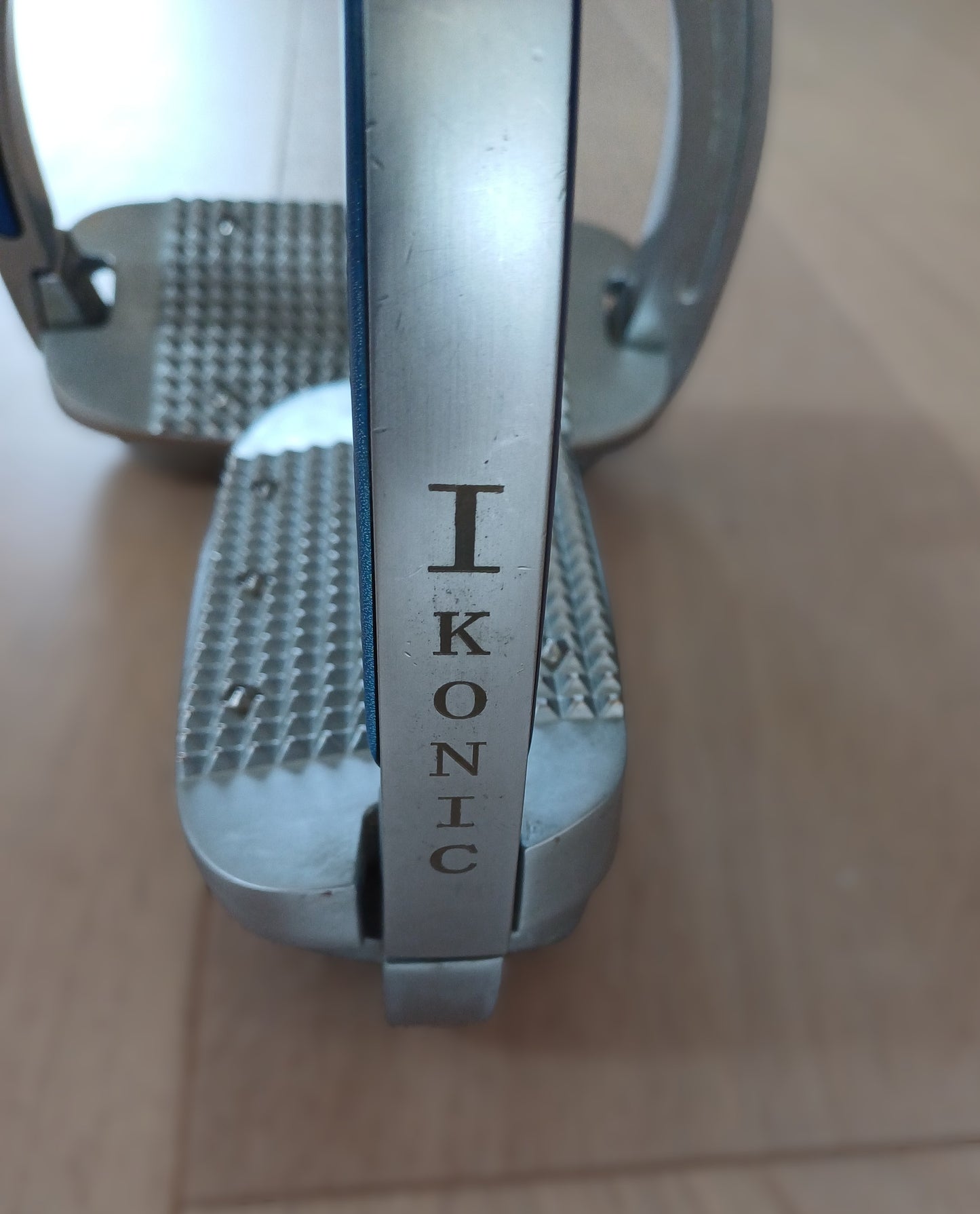 Etriers de Sécurité IKONIK Métal – Liseret Bleu (Très bon état)