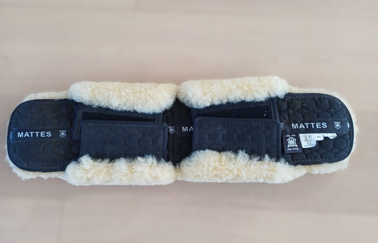 Mates 65cm bandbescherming met schapenvacht