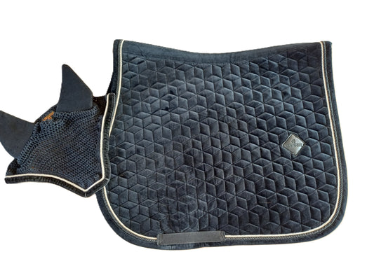 Set van zwart Kentucky fluweel tapijt en hoed